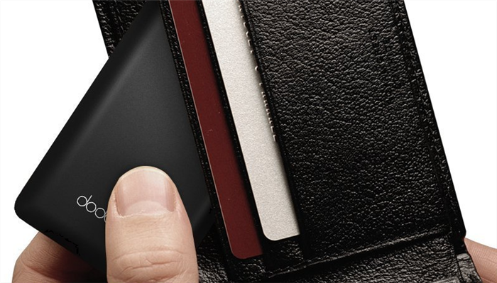 財布や内ポケットに収まる接続ケーブルいらずの極薄モバイルバッテリー