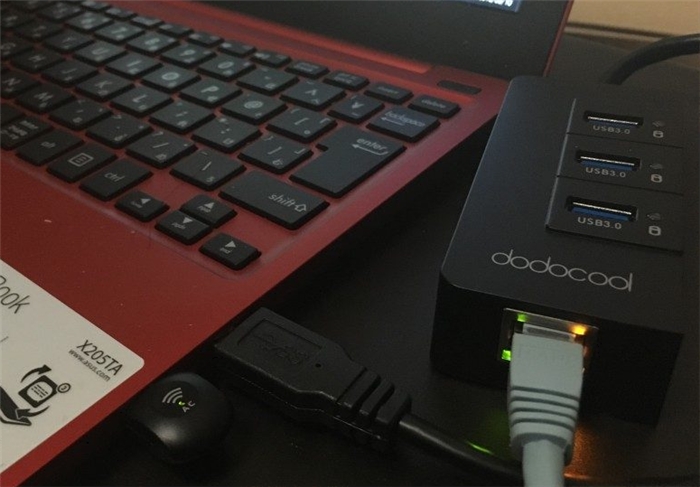 有線LANポートがないノートPCに最適なLANポート+USB3.0×3HUBがおすすめ