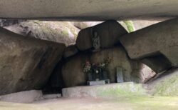 空海（弘法大師）の霊場の蝙蝠岩は冠岩間
