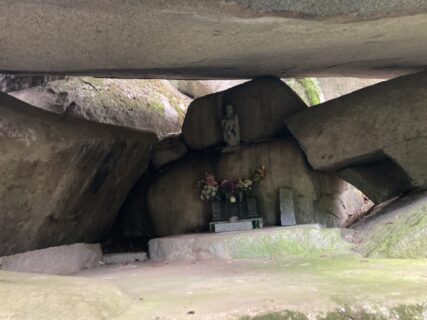空海（弘法大師）の霊場の蝙蝠岩は冠岩間