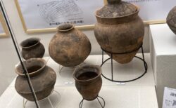 弥生土器とエジプト人の足型と稲荷とINNRI